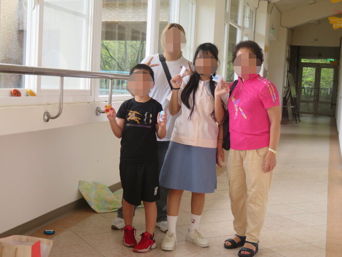 家庭尋找校園角落的石頭活動
