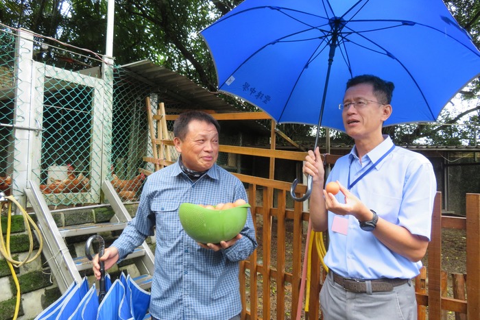 沐恩同學帶校長們進行雞舍區導覽圖片
