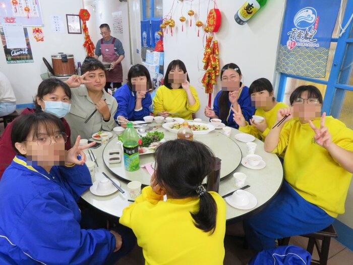 第三桌開飯拉~(學生)圖片