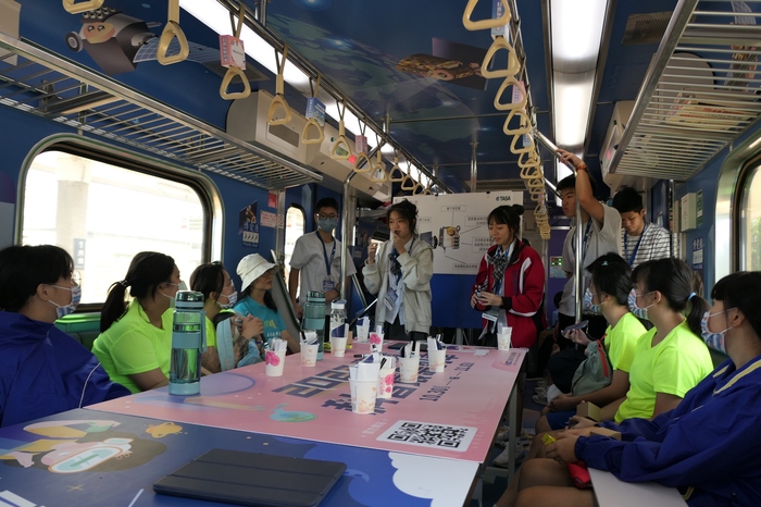 同學們與永慶高中在科普列車上的互動
