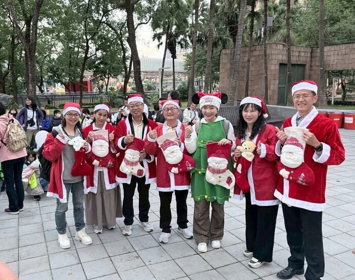 林裔綺議員、東北角五校校長與師長合影圖片