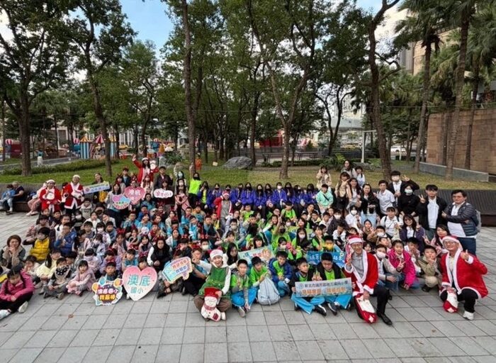 林裔綺議員、台北客運李建文總經理與全體師生合影圖片