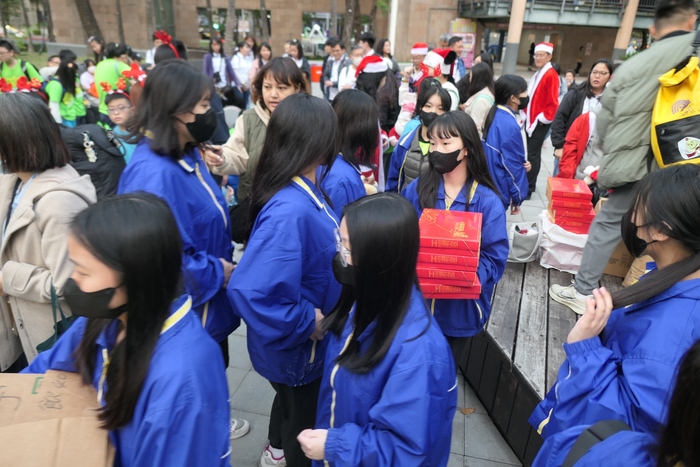 學生協助發送餐點與點心圖片