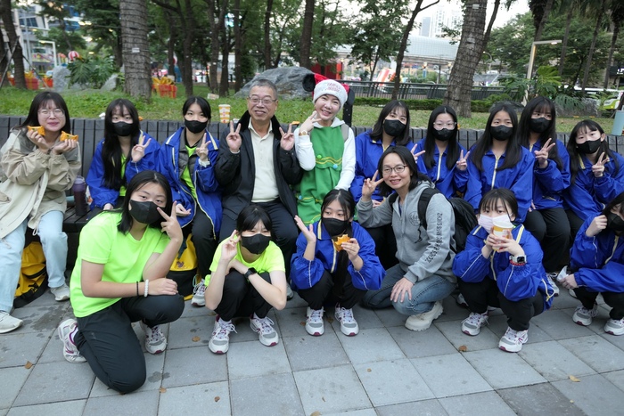 林裔綺議員、徐董事長與學校師生合影圖片