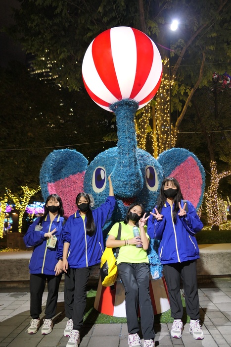 學生與新北耶誕城造景合影圖片