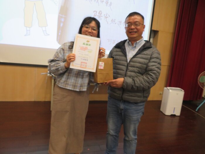 頒發感謝狀及小禮物