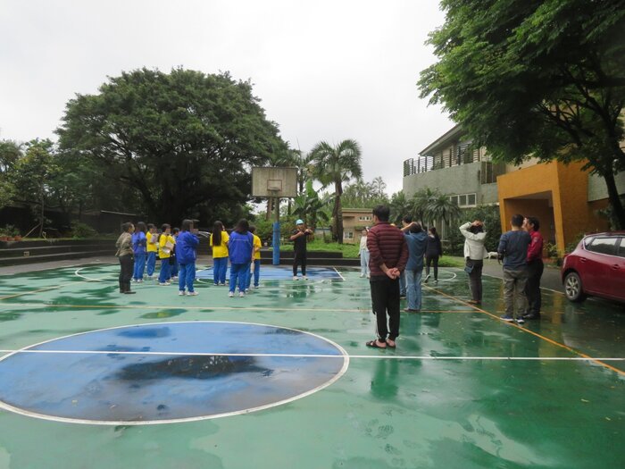 下雨天仍需至籃球場集合