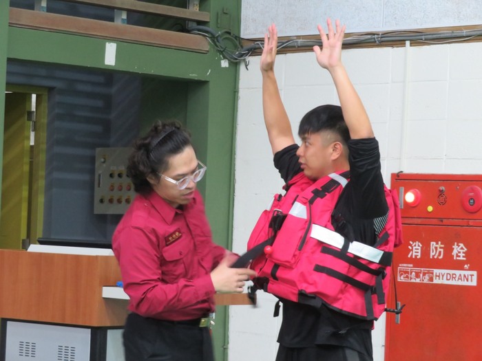 救生衣穿戴教學