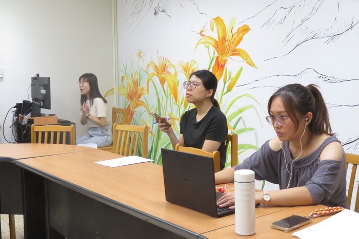 師長們共同商討教案設計