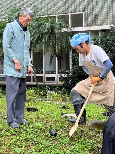世揚老師與助教教我們如何鏟土