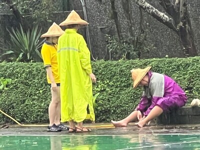 清理工具與身上的泥濘