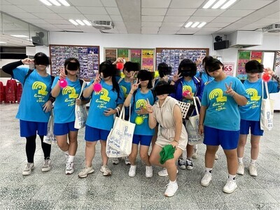 收到禮物後開心的合照