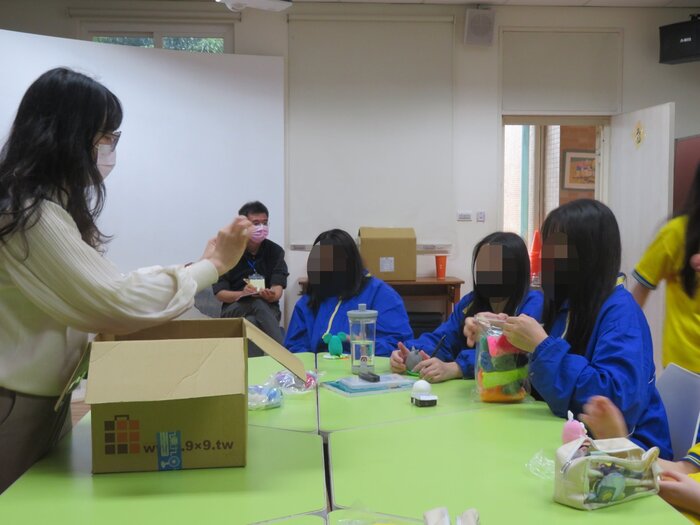 教師提醒學生注意細節捏製