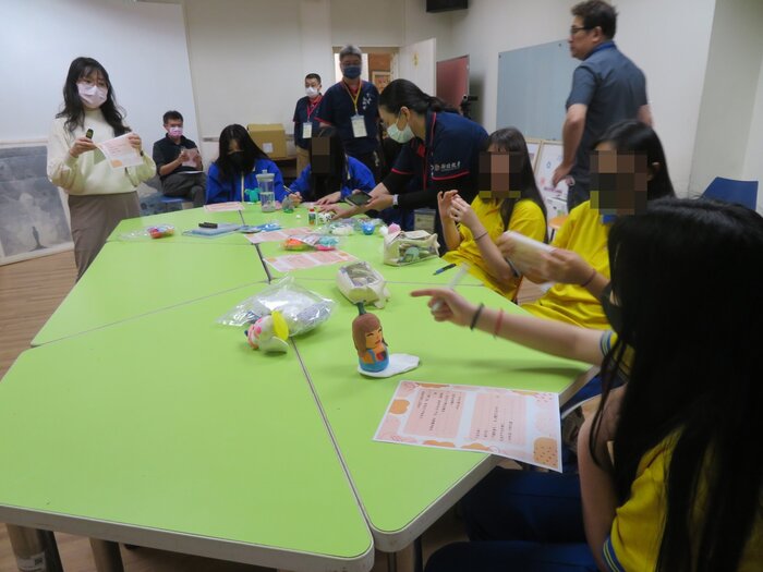 教師指導同學書寫學習單