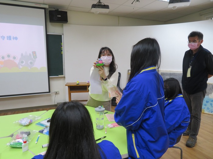 教師協助同學展示及發表作品