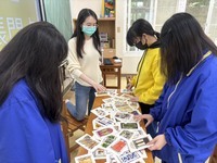 學生挑選屬於自己的門