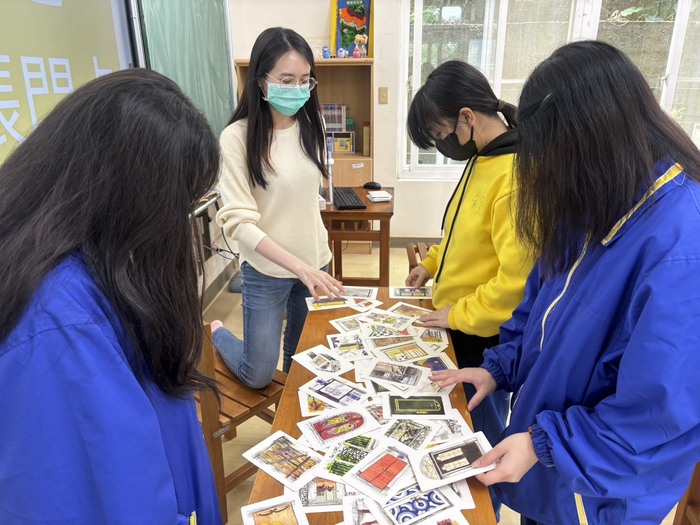 學生挑選屬於自己的門