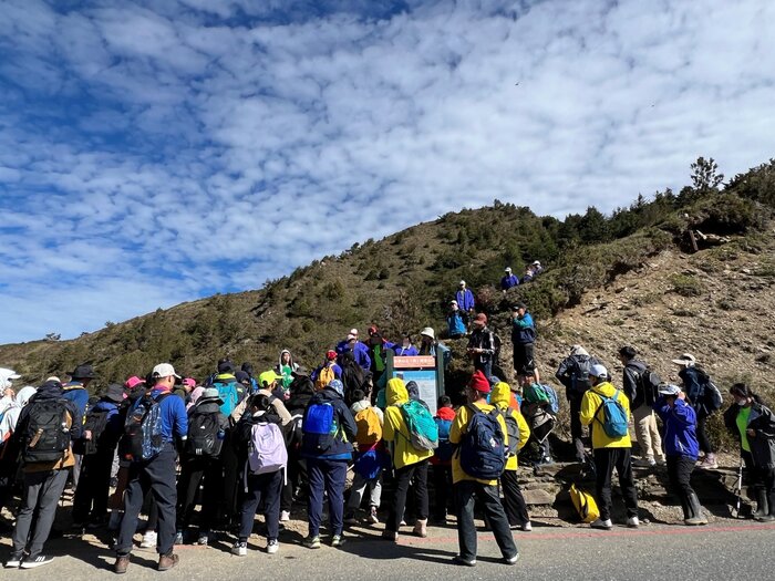 在登山口拉拉筋