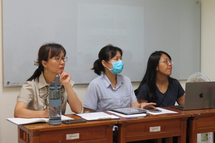 校長、組長與計畫訪視人員一同聽講
