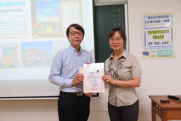 校長致贈感謝狀給蕭堯仁講師