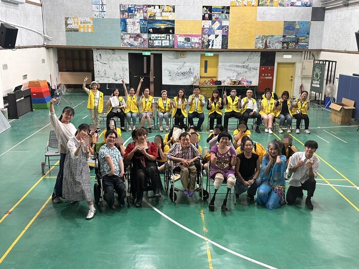 混障綜藝團演出