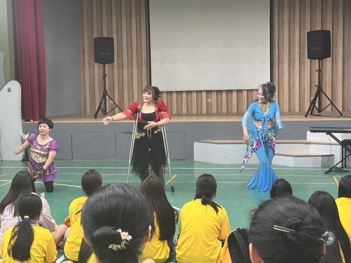 混障綜藝團演出
