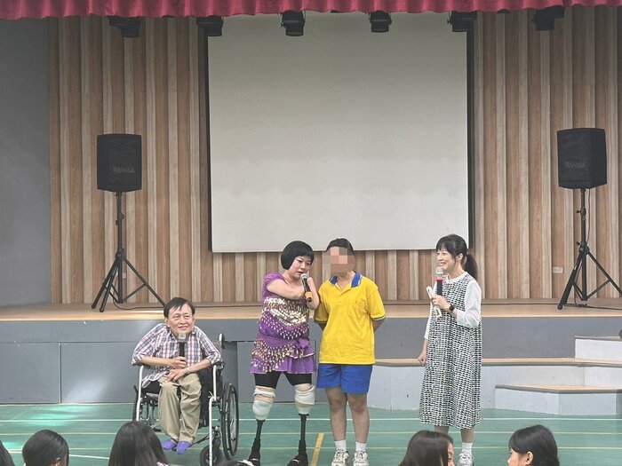 混障綜藝團演出