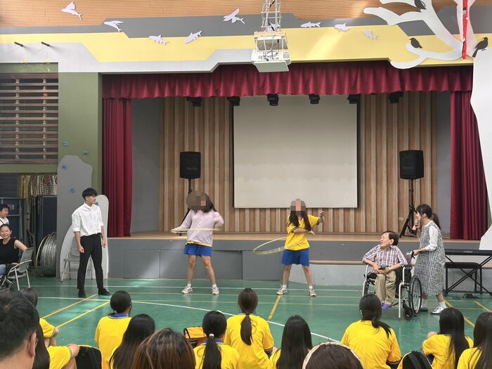 混障綜藝團演出
