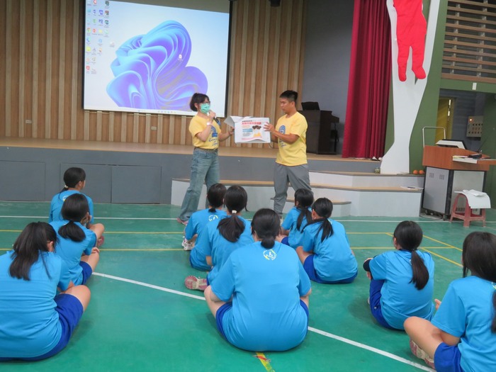 護理師進行114學年度 第一學期衛教宣導圖片