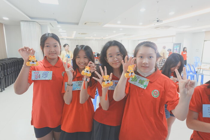 同學開心分享製作好的香包