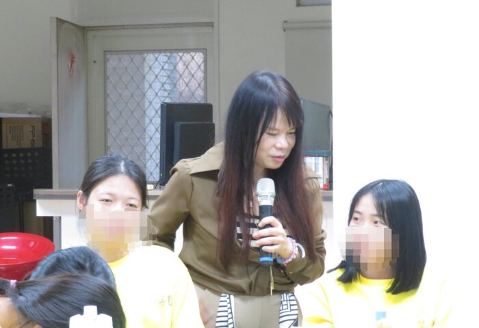 作者與學生進行討論
