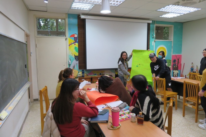 以咖啡館圓桌方式進行，各組員給予他組回饋照
