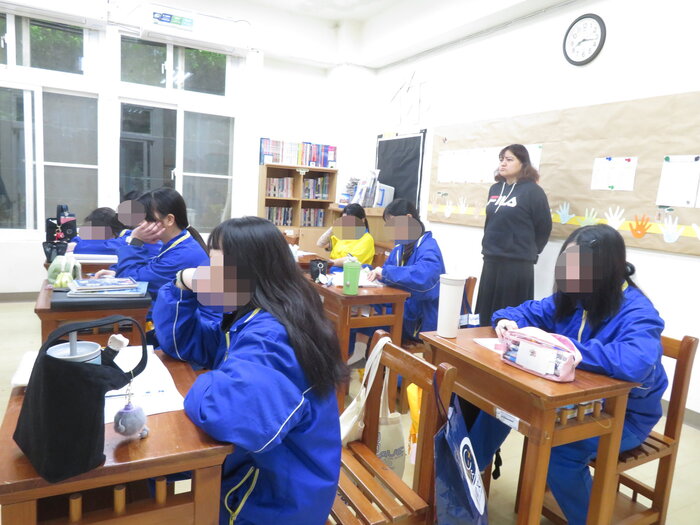 學生與觀課教師一同聽講