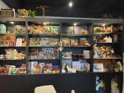 書店一隅─架上擺滿各式寄賣的特色商品