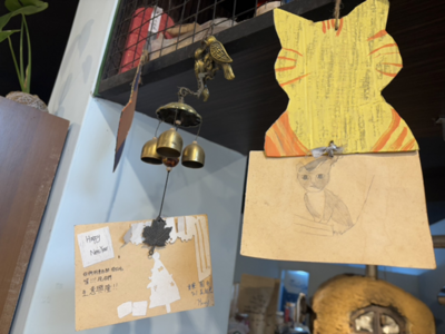 書店各個角落都布置著小驚喜，此為貢寮國中同學寫給書店的小卡