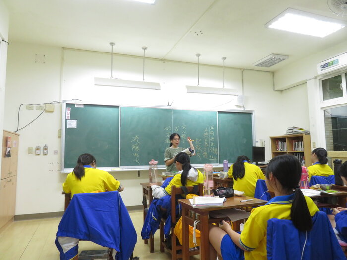 學生專心聽講圖片