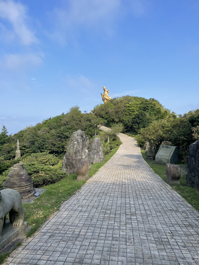 靈鷲山山門右側的小徑與佛像