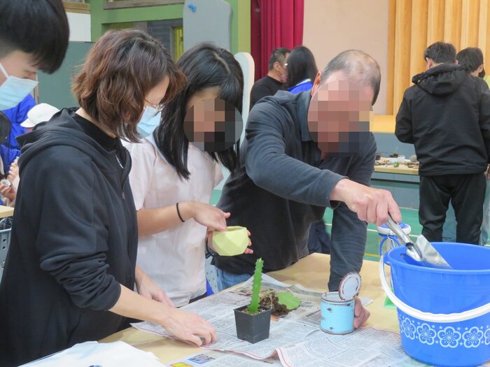 親子互動做盆栽