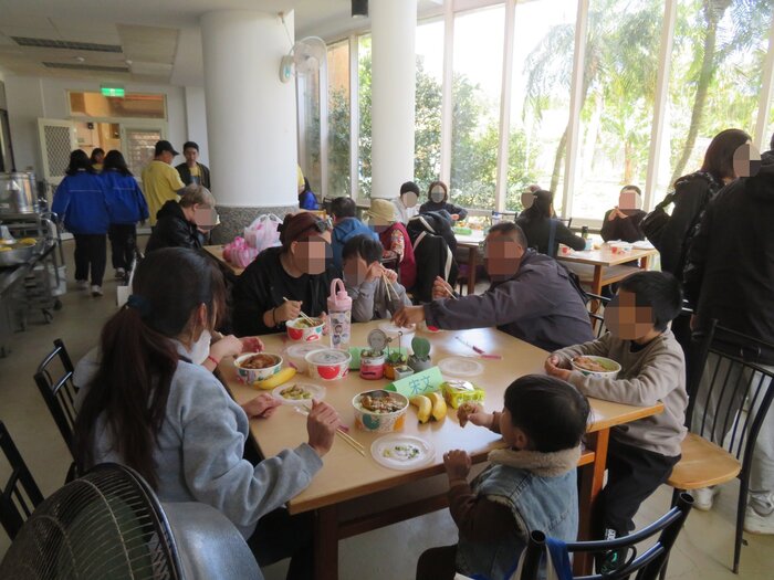 一起在餐廳用餐