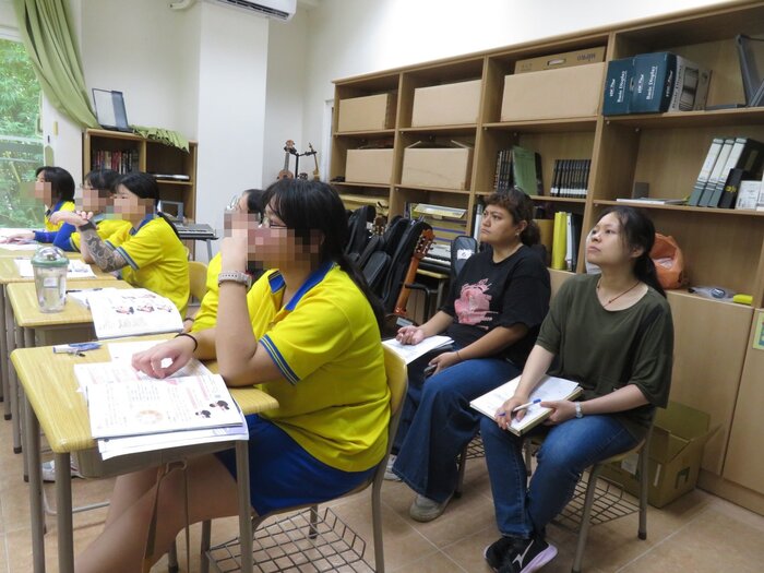 學生全神貫注圖片