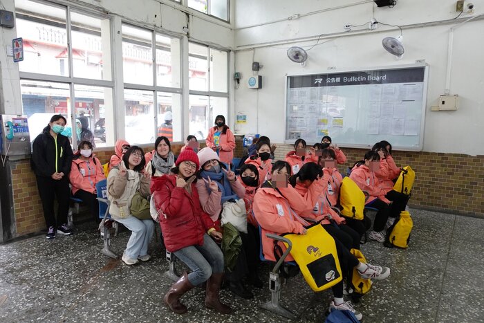 雙溪車站等候火車