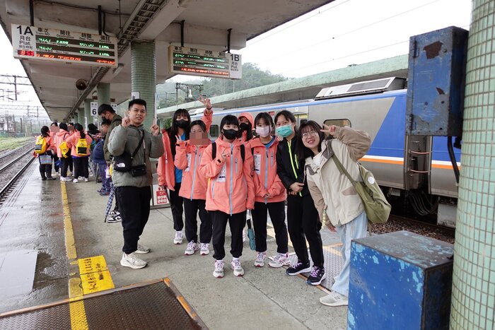 師生月台合影