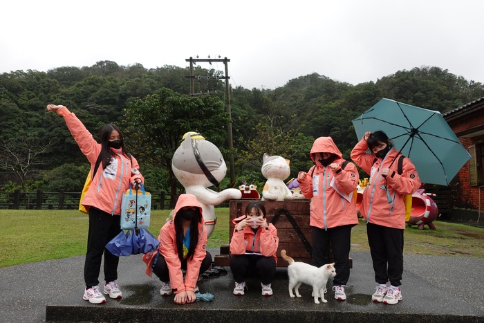 同學與貓和造型地標合影