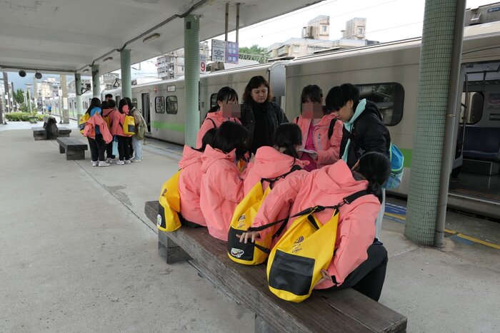 搭乘火車並討論闖關策略