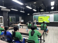教師講解設計職群的學習內容