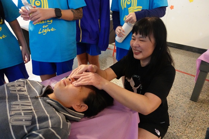 進行眼部周遭推拿