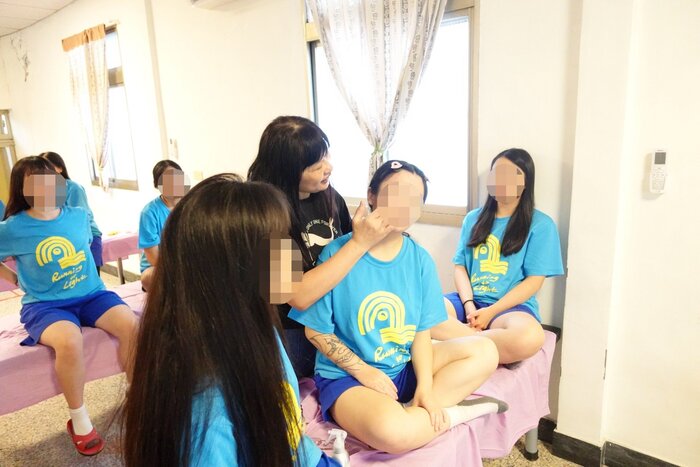 講師指導學生按摩手勢