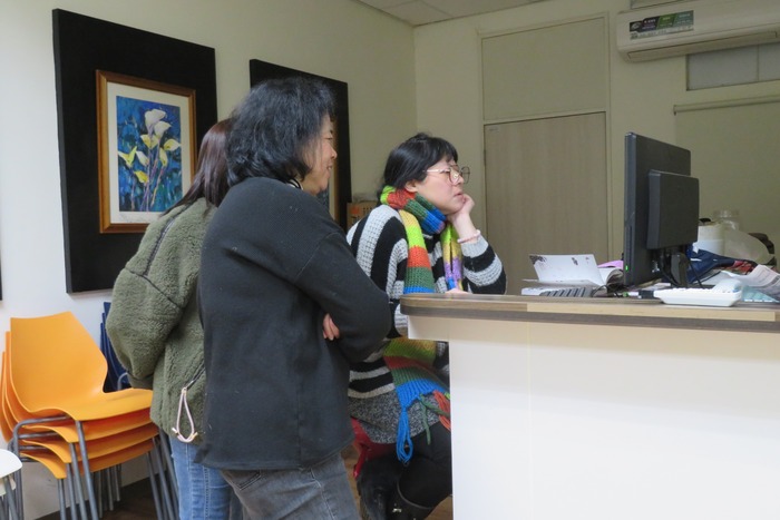 依婕老師當場操作，輔導團在一旁協助。