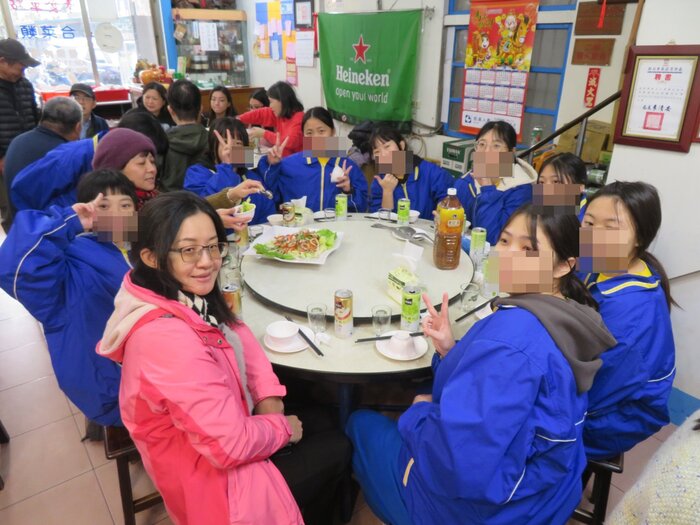 師長和同學合影