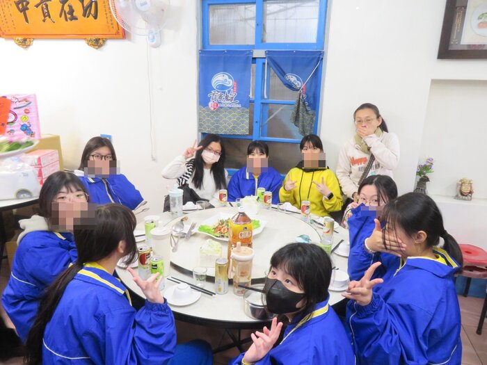 師長和同學合影